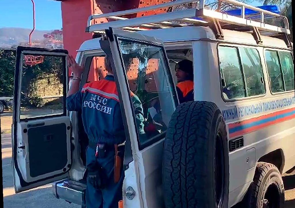 Мужчина из Сочи потребовал помощи спасателей после того, как упал с скалы в реку и получил травму плеча, как сообщает ЮРПСО МЧС России.