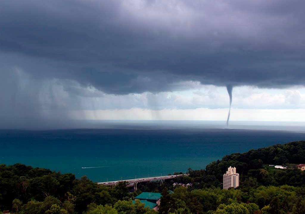 В Сочи объявлено штормовое предупреждение из-за возможных смерчей над морем и лавинной опасности в горах.