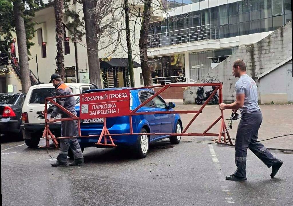 В Сочи устраняют незаконные парковочные заграждения