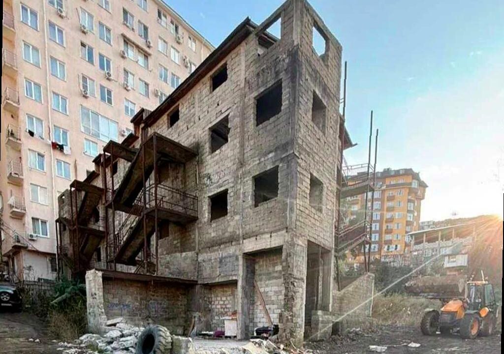 Власти Сочи проводят снос трех самостроев