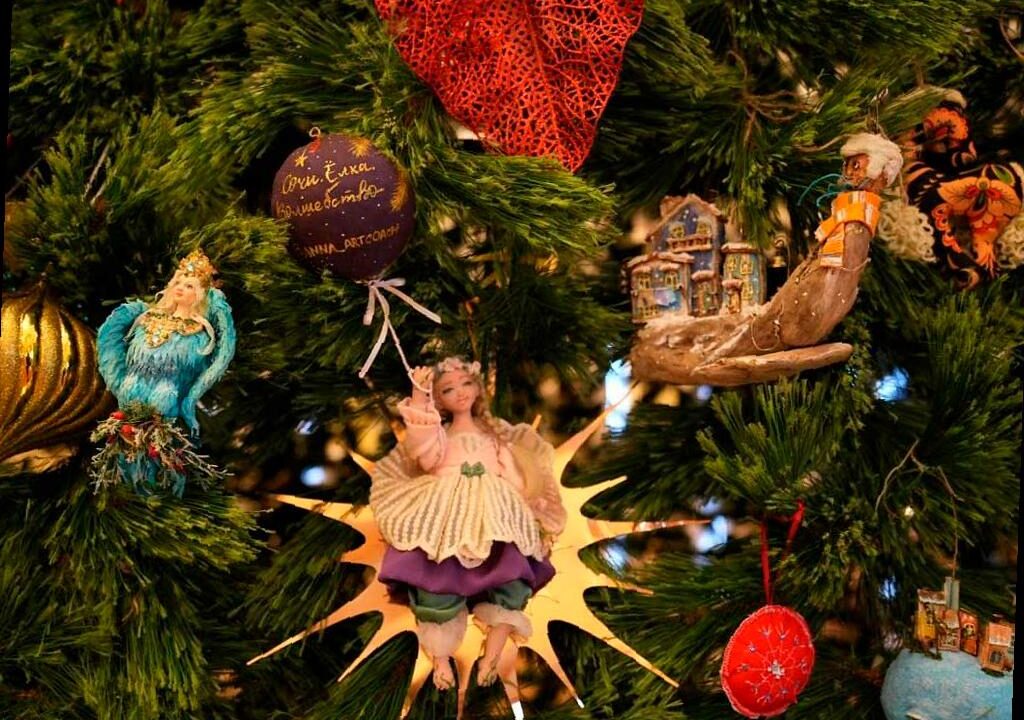 В Сочи представлена выставка авторской новогодней игрушки