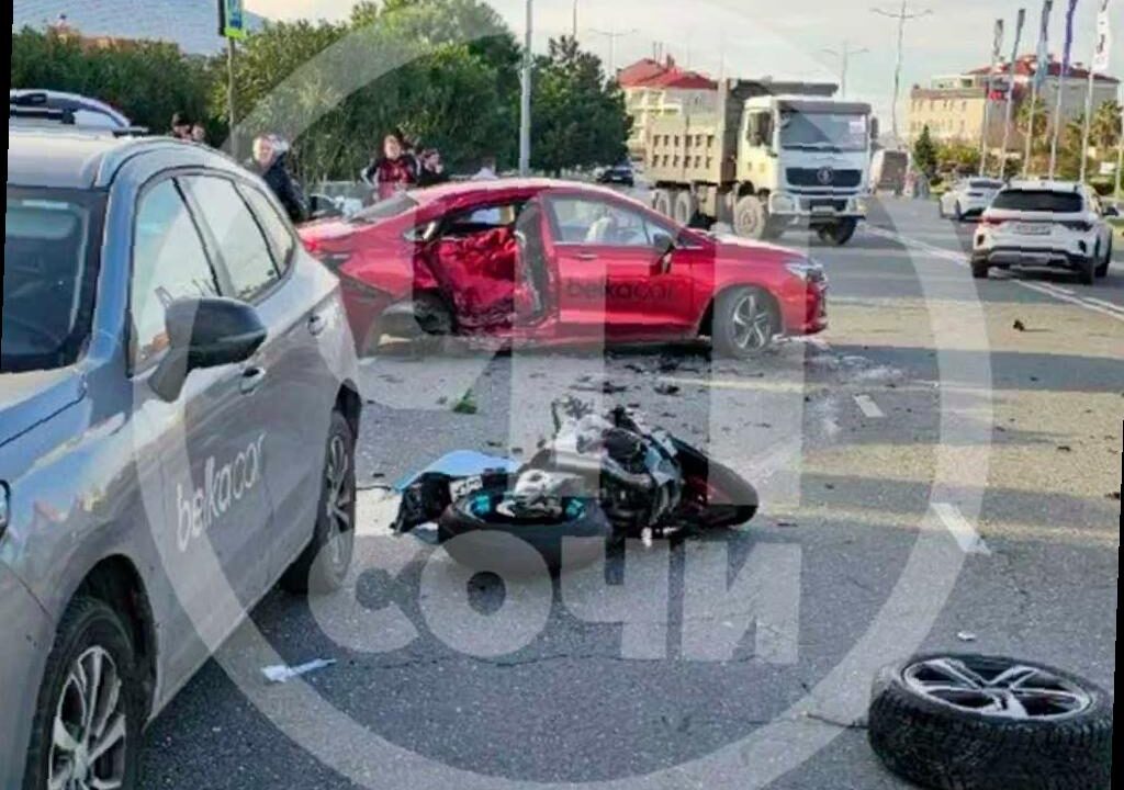 В Сириусе произошло ДТП с участием мотоциклиста