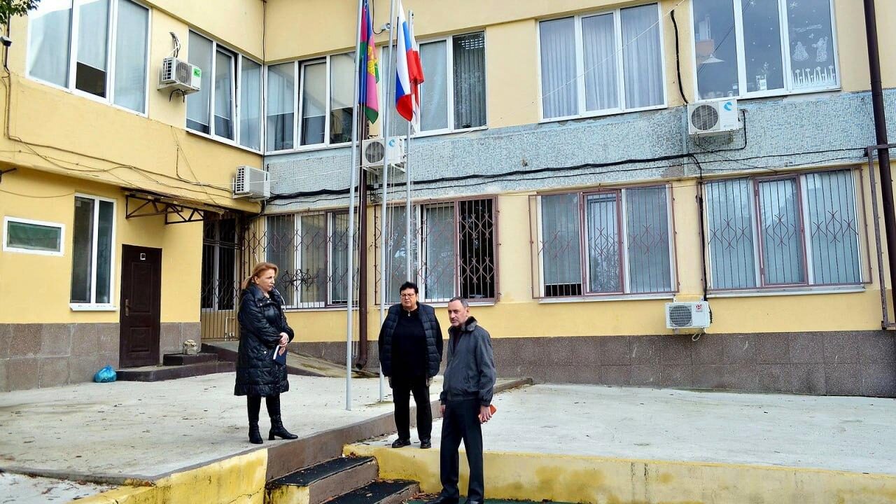 «Виктор Тепляков проверил обустройство территорий гимназии № 44 в Сочи»