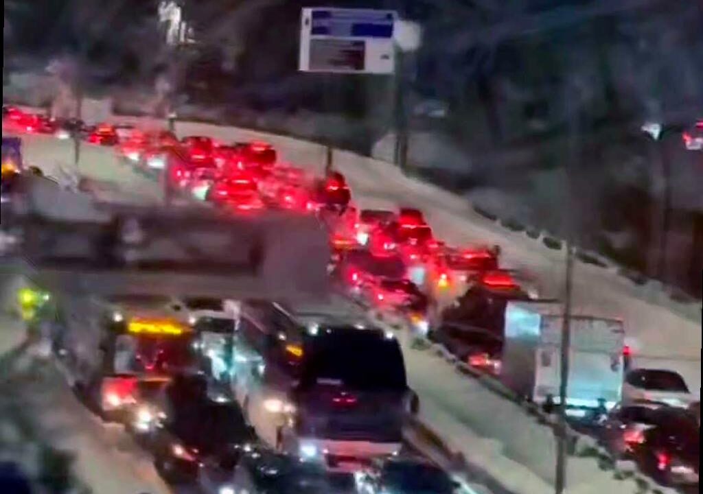 В Красной Поляне возникли пробки из-за снегопадов