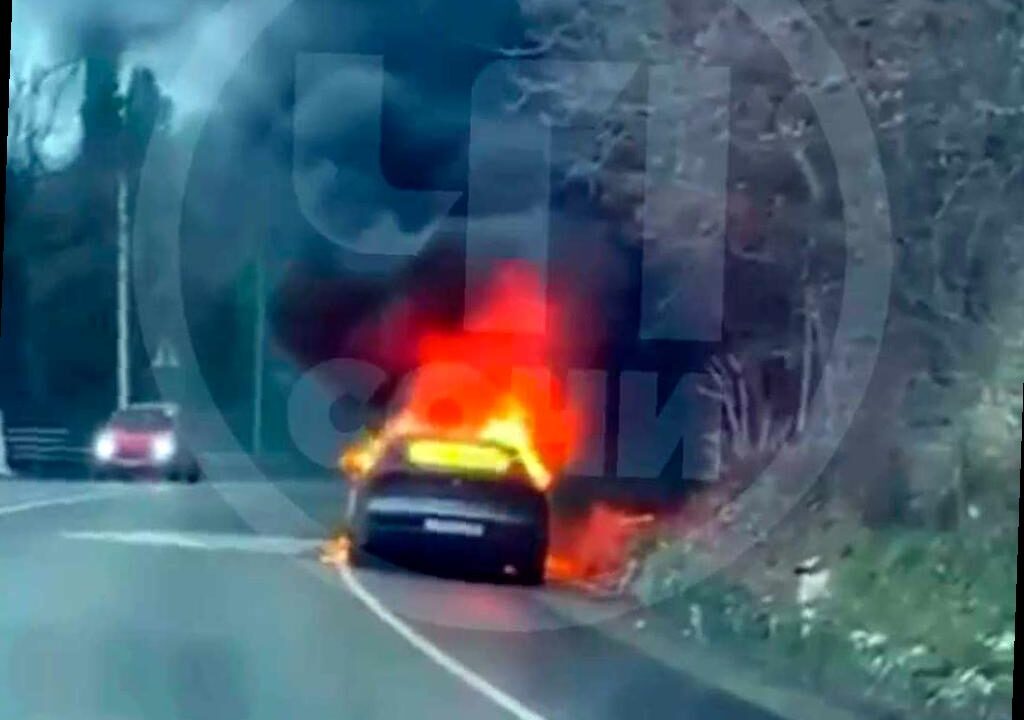 На дороге в Сочи произошел пожар с автомобилем