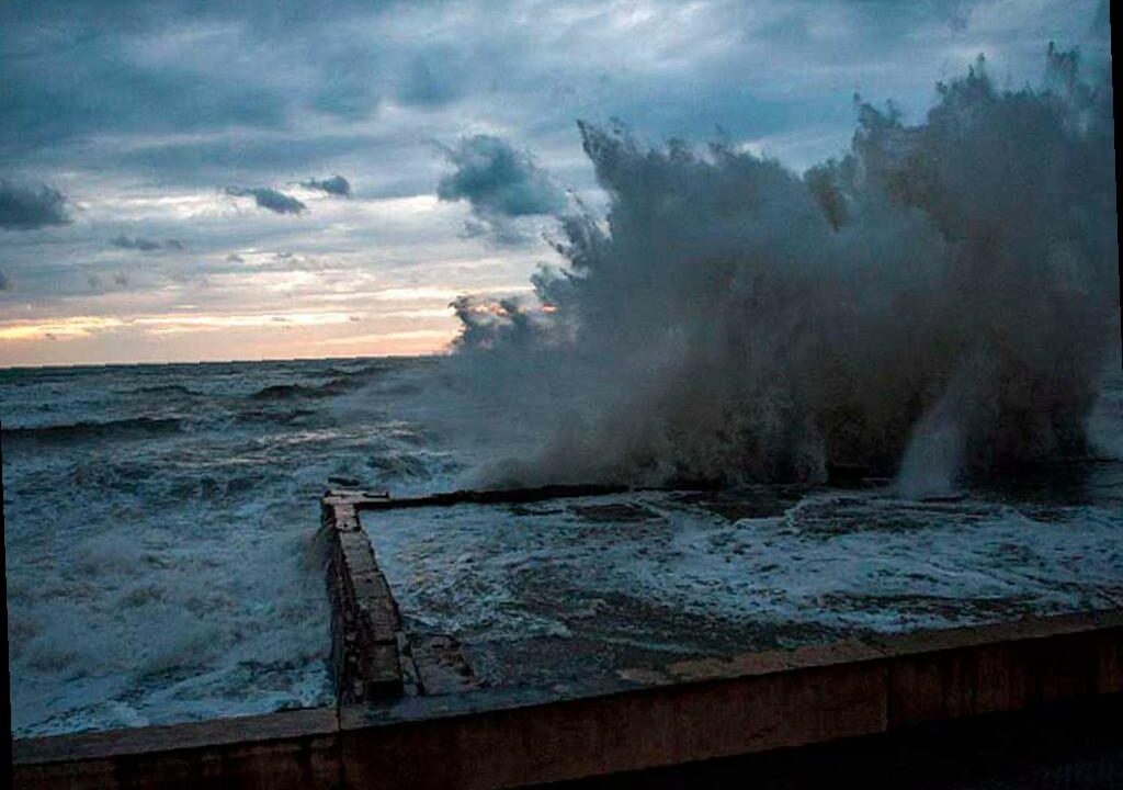 Штормовое предупреждение объявлено в Сочи