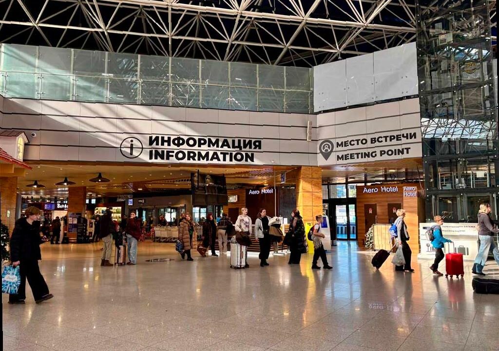 Аэропорт Сочи временно приостановил приём и отправку воздушных судов из-за мер безопасности. Ограничения были введены ночью на 8 января и действовали почти четыре часа. Один самолёт был направлен на запасной аэродром во время ограничений. После их отмены аэропорт возобновил работу в обычном режиме.