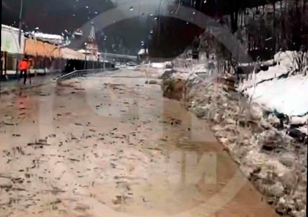 Сход селя на дороге к Роза Хутор в горном кластере Сочи