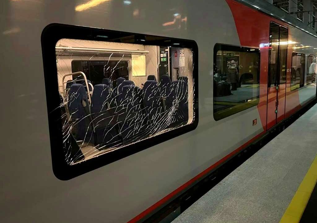 В Сочи школьник камнями повредил стекла двух поездов «Ласточка»