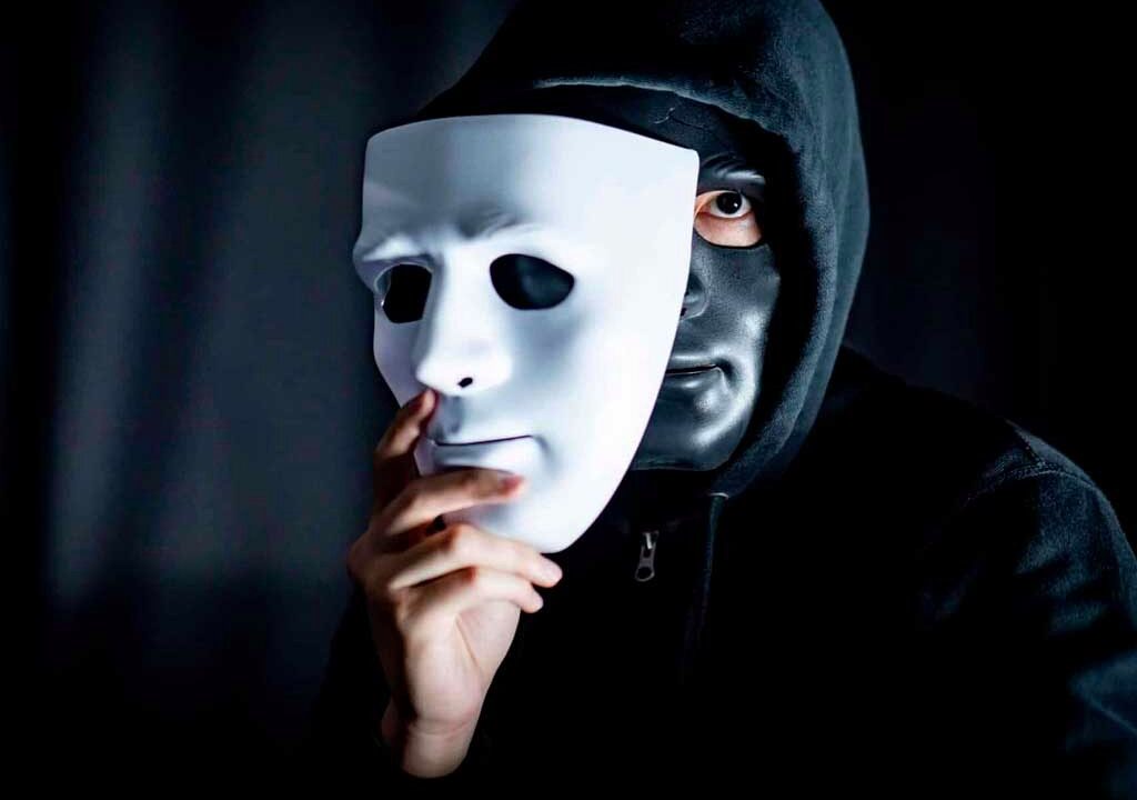 Новая схема обмана: мошенники выдают себя за налоговую и выманивают СМ