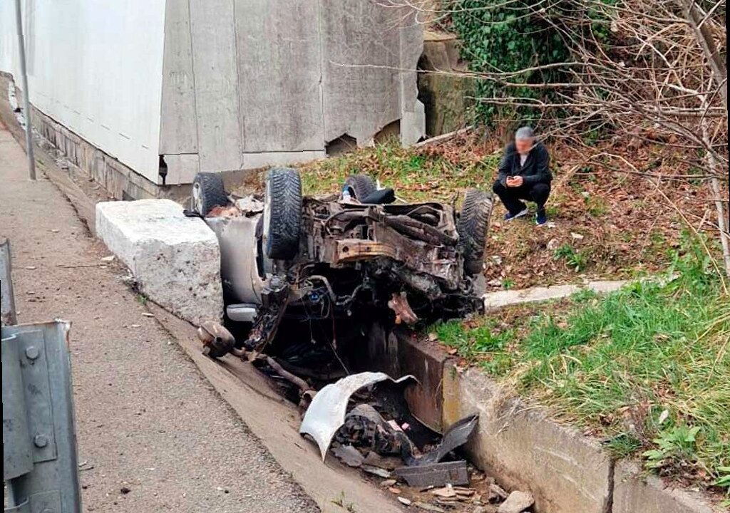 На трассе в Сочи автомобиль улетел в ливневку, водителя доставали спас